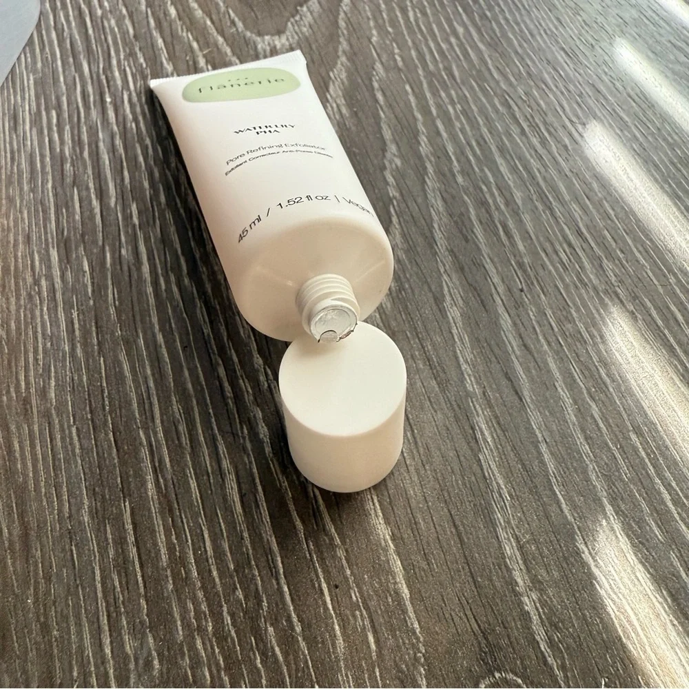 Flanerie Pore Refining Exfoliator - Waterlily PHA 1.52 fl oz